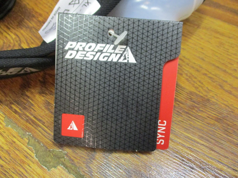 NEW PROFILE DESIGN SYNC HYDRATION SYSTEM BELT W/ 2 8oz BOTTLES - BLACK - LARGE - Image 2 of 4