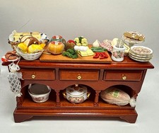 Aparador Reutter miniatura para casa de muñecas escala 1:12 con charcutería y porcelana