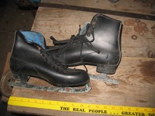 VTG BLACK ICE SKATES CABIN COTTAGE PROP ART WALL FARM DECOR BLUE LINING SIZE 8
