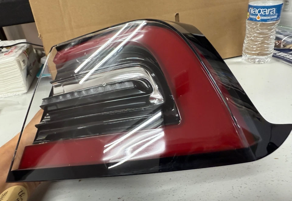 2017-2023 Tesla Model 3 LED Tail Light 3-Pin Outer Back Right Original 1077398 - Image 4 of 4