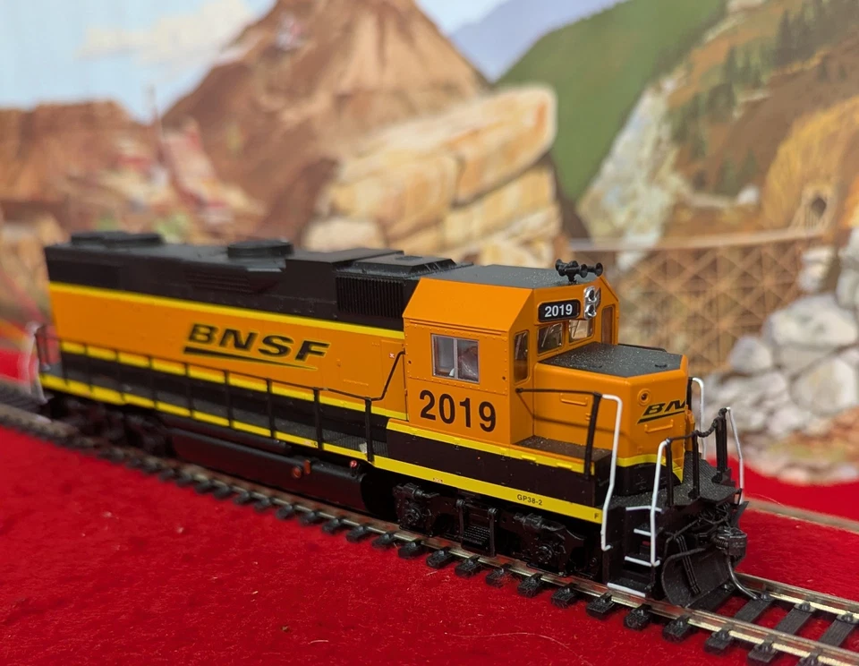 MTH HO BNSF GP38-2 DIESEL LOCOMOTIVE DCC 85-2018-0 - Image 2 of 4