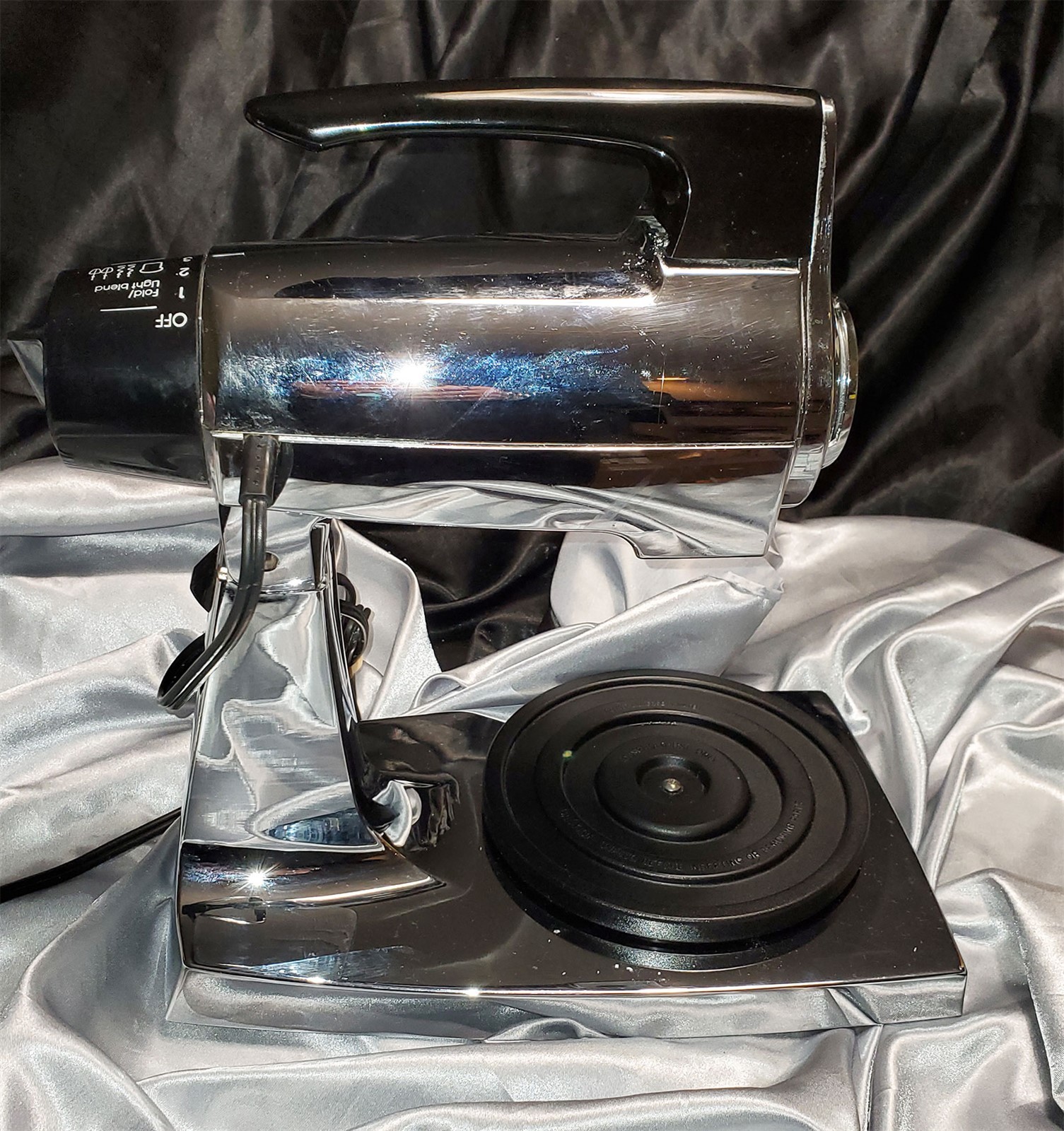 VINTAGE 12 SPEED SUNBEAM MIXMASTER CHROME & BLACK MIXER 1940 4 BEATERS & 2 BOWLS