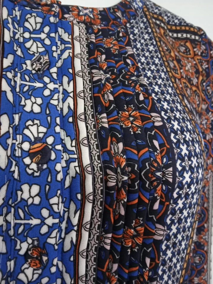 Túnica camponesa média feminina Pale Sky STITCH FIX estampa azul botão plissado - Imagem 2 de 4