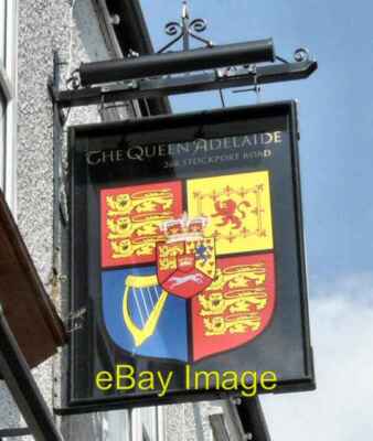 Foto 6x4 Queen Adelaide Schild Hyde\/SJ9494 The inn sign for the Queen Ade c2008