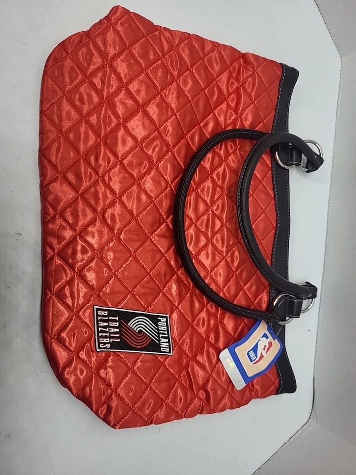 Сумочка стеганая Portland Trail Blazers NBA 14 дюймов x 5 дюймов x 8 дюймов - Изображение 2 из 4