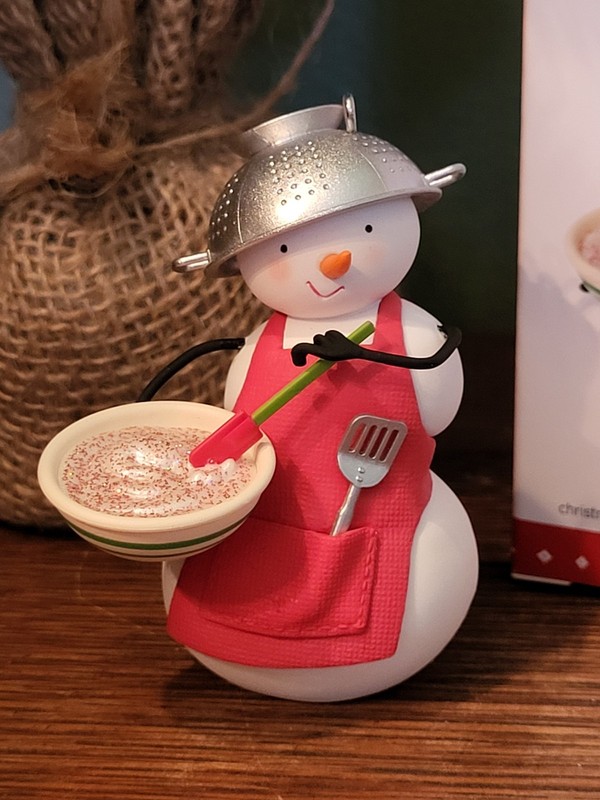 2015 Hallmark Ornament - "MERRY IN THE MAKING"  CULINARY SNOWMAN LIMITED EDITION