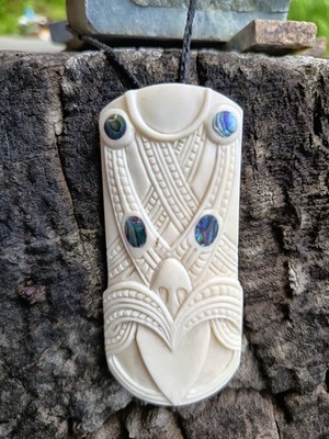 Maori Wheku Tiki Anhänger Knochen Paua Augen handgeschnitzt
