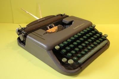 Smith Corona Skyriter Portable Typewriter AZERTY French Keyboard Pica Typeface