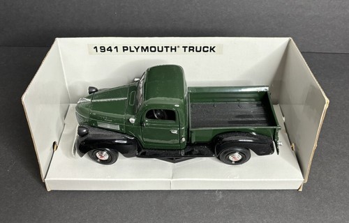 Motormax 1941 Plymouth Pickup Truck Diecast Green 1/24 Scale with Box - Picture 5 of 6
