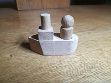 Kleines Boot Holz mit beweglicher Figur aus Sammlung