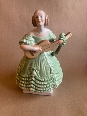 Herend Porzellanfigur Ungarn, Dame mit Gitarre , 20. Jahrhundert