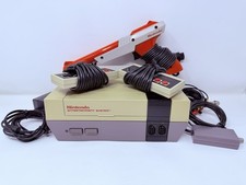 Vintage Nintendo NES Entertainment System Console W/ Controllers & Zapper Gun!