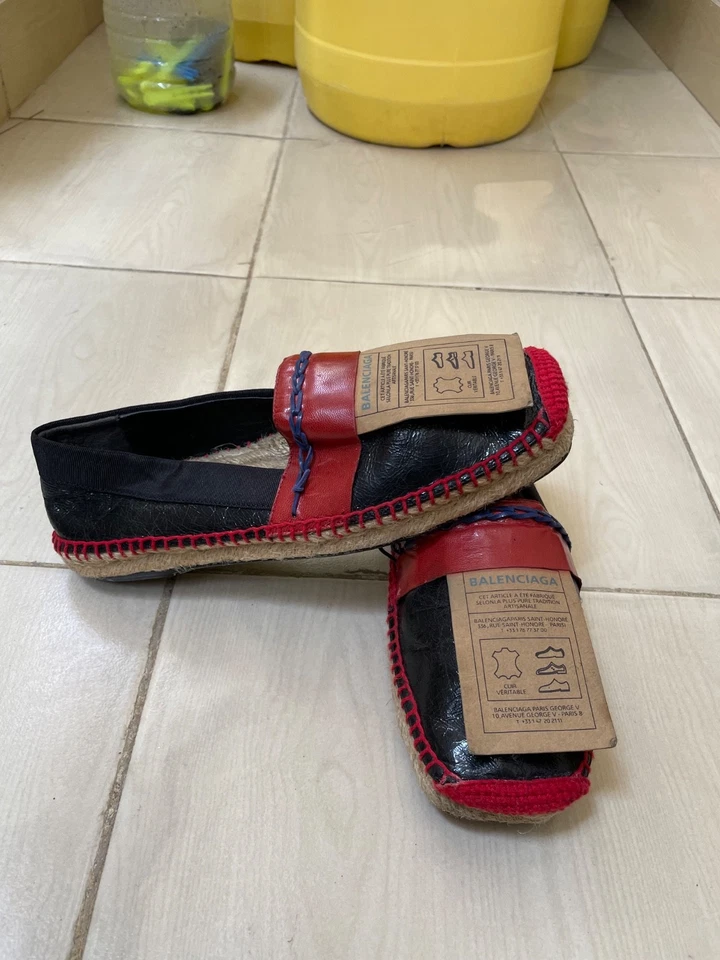 Alpargatas Balenciaga bloque de color cuero emblema planas talla 36 EU. Foto 2 de 4