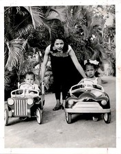 GA229 1953 Original Photo BOXER KID GAVILAN WIFE MRS GERARDO GONZALEZ & KIDS