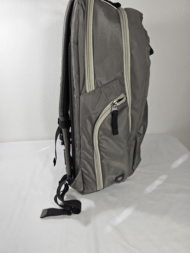 Victorinox Altmont 3.0 Vertical-Zip Laptop Backpack For Work Or Scool - Picture 8 of 12