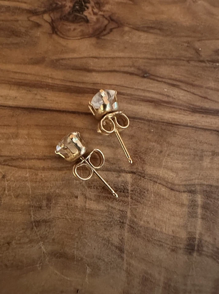 Brincos de ouro amarelo 10k com coração de espinélio branco - Imagem 4 de 4