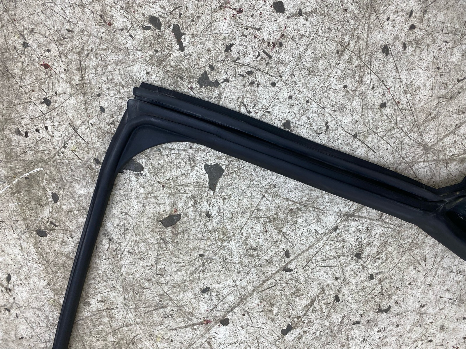 2020-2025 ASTON MARTIN DBX RIGHT REAR DOOR BODY MOUNTED WEATHERSTRIP MY83-25316