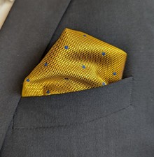 NEU - Herren Anzug Einstecktuch - goldgelb - blaue Punkte   - 21 x 21 cm - Sakko