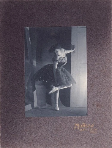 Dancer Adjusting Her Slipper, Photo René Moreau, Vintage Print, ca 1900