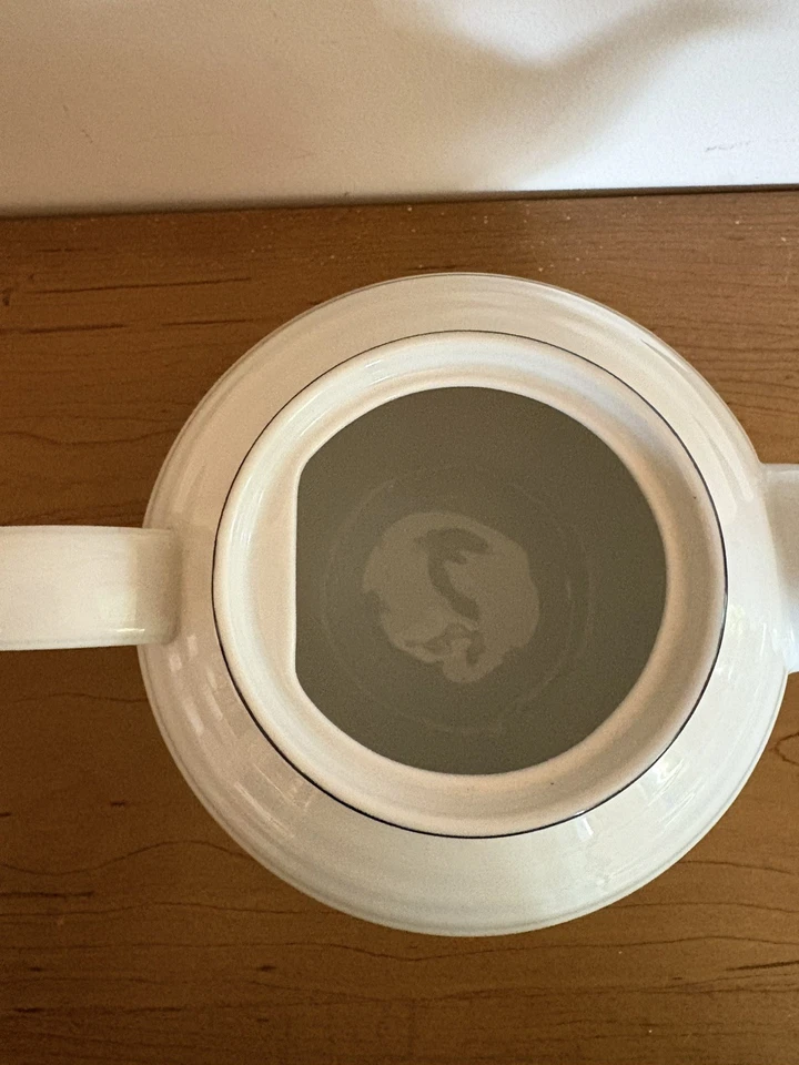 Tetera ruleta blanca banda azul caja y barril Foto 4 de 4