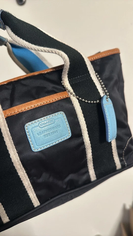 Bolsa satchel vintage COACH Hampton mini preta e azul com acabamento em couro - Imagem 2 de 4