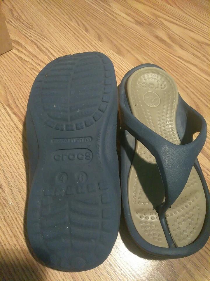 Sandalias Crocs Unisex Azul Marino Tanga Talla M4 W6 Foto 2 de 3