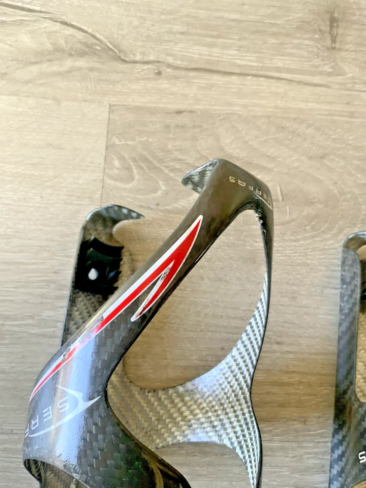 JAULAS PARA BOTELLAS DE AGUA DE CARBONO SERFAS (2) NEGRAS 58 GRAMOS HERRAJES INCLUIDOS Foto 3 de 4