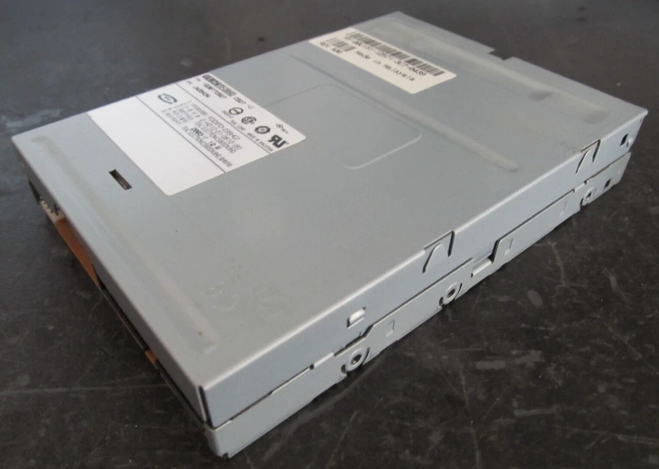 TEAC 3.5" FLOPPY DRIVE MODLE # FD-235HG P/N 193077CB27 VINTAGE PART 2OO3 - Image 3 of 4