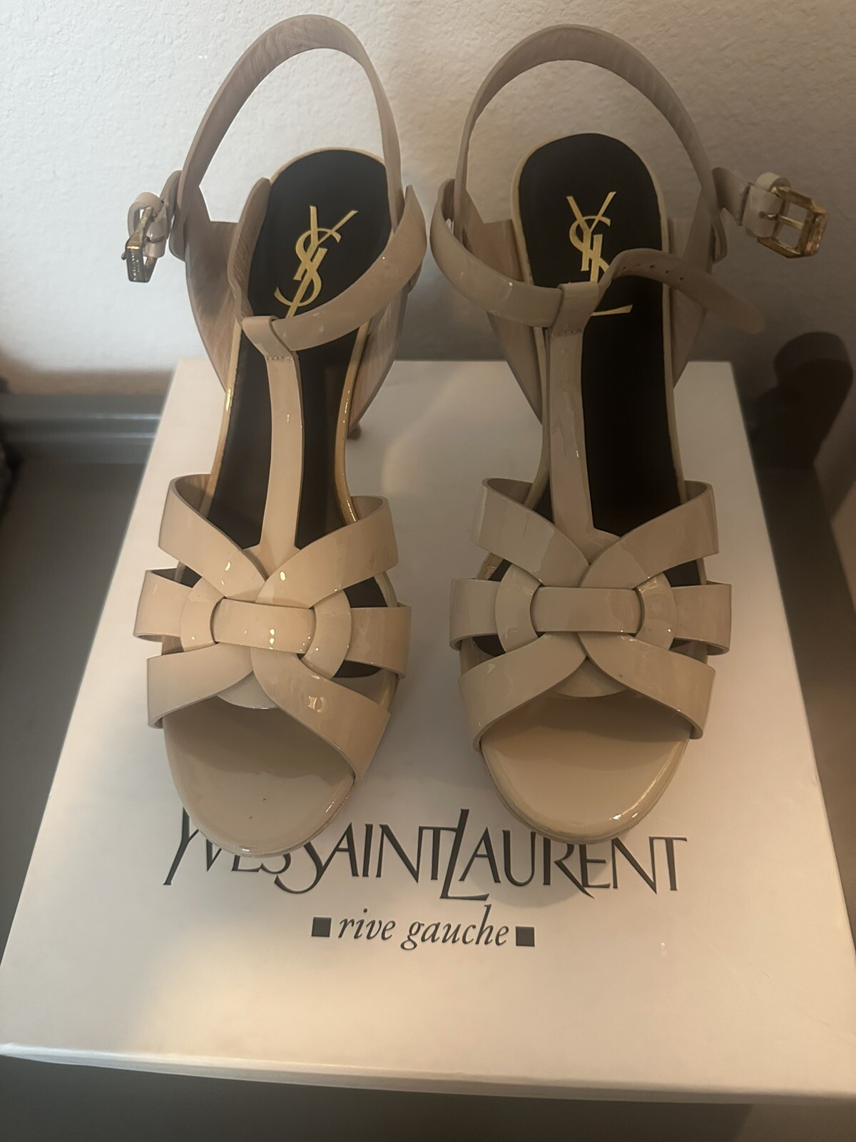 Sandali con plateau YSL Saint Laurent beige polvere vernice omaggio taglia 38 indossati 1 volta