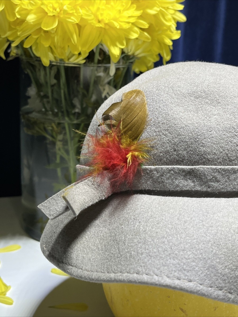 Chic Vintage Grey Felt Hat W/feather Accent True Graceful  display picture 2