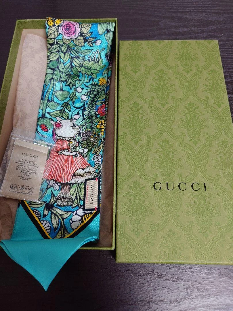 Tissu écharpe Gucci Higuchi Yuko avec logo broderie excellent état