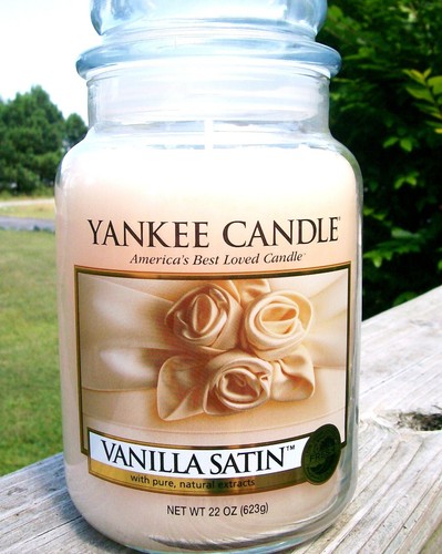 Yankee Candle Retired "VANILLA SATIN" Fresh~ Large 22 oz ~WHITE LABEL~RARE ~ NEW - Picture 3 of 3