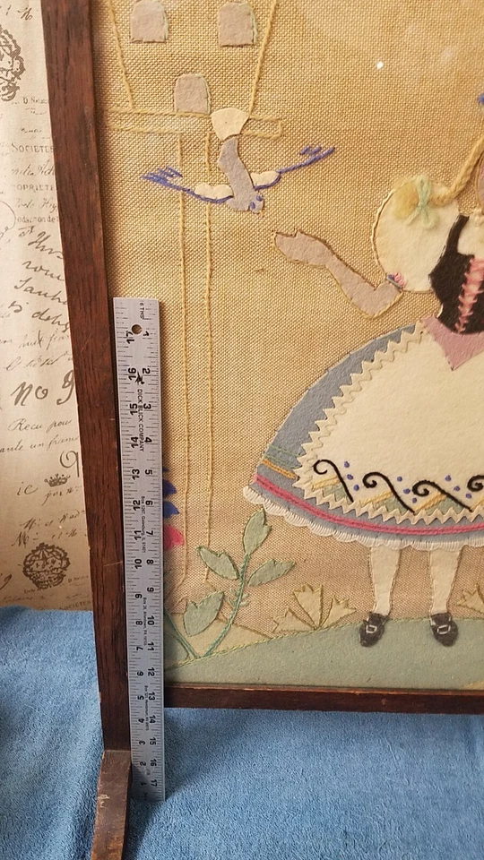 Antigua pantalla de chimenea de principios de 1900 con apliques y bordados de niña europea Foto 2 de 4