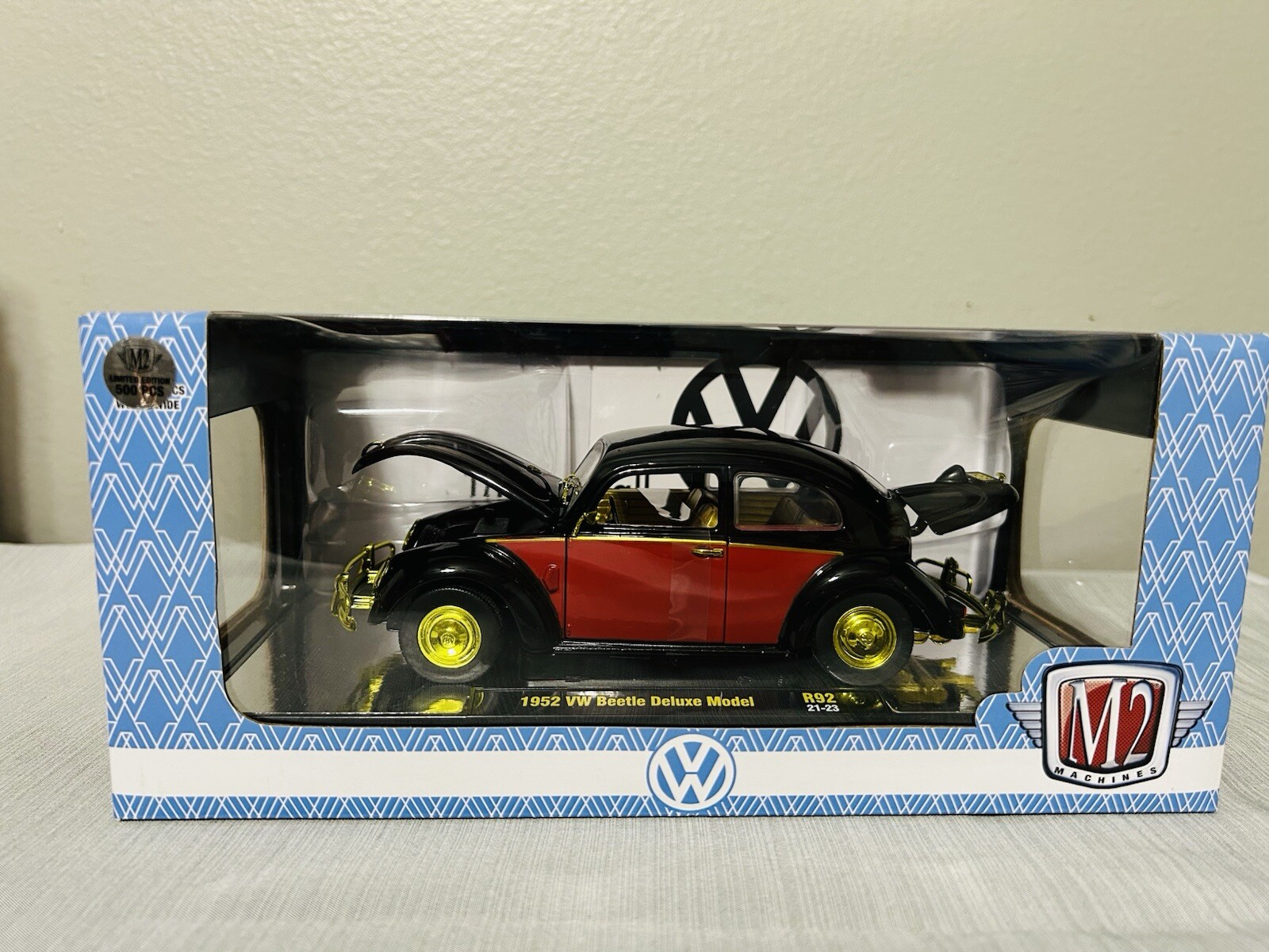 NEW M2 Machines 1952 Volkswagen Beetle Deluxe Model 1:24 Scale R92 21-23