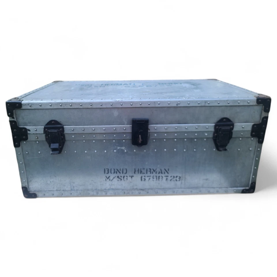 Baúl de metal de aluminio militar vintage M/SGT Bond Herman 1948 etiqueta de envío Foto 2 de 4