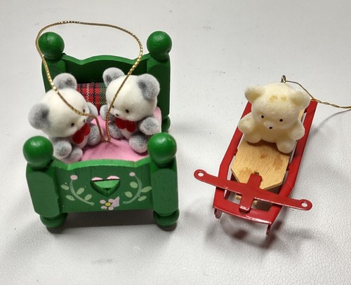 1985 Enesco Miniature Teddy Bear in Green Pink Wooden Bed Ornament Teddy On Sled - Picture 5 of 7