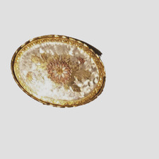 BELT BUCKLE GOLD TONE OVAL FLOWER CENTER Fits 1" belt. Made in USA.