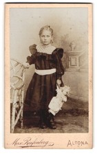 Fotografie Max Reifenberg, Hamburg-Altona, junges blondes Mädchen hält ihre Pup 