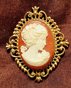 Avon Oval Cameo Locket Brooch Pin Yellow Gold Plated Gold Pink White