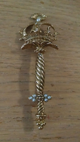 VINTAGE GOLD TONE AND PEARL LAPEL/SCARF PIN