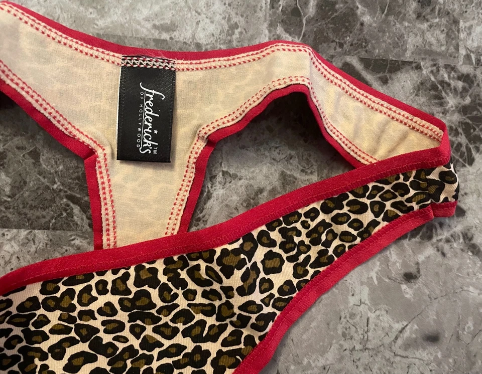 CALCINHA TANGA RARA VINTAGE LEOPARDO VERMELHO CHITA FREDERICK'S OF HOLLYWOOD S NOVA SEM ETIQUETAS - Imagem 2 de 4