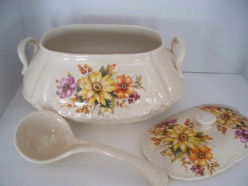 VTG Daisy Floral Pattern Soup Tureen & Ladle Gravy Bowl Boat LARGER Tureen - Picture 5 of 8