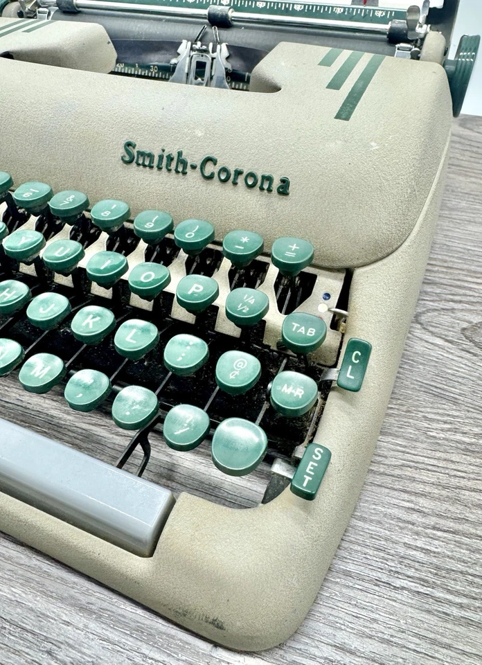 Máquina de escribir manual súper portátil Smith Corona silenciosa de colección con estuche teclas verdes Foto 3 de 4