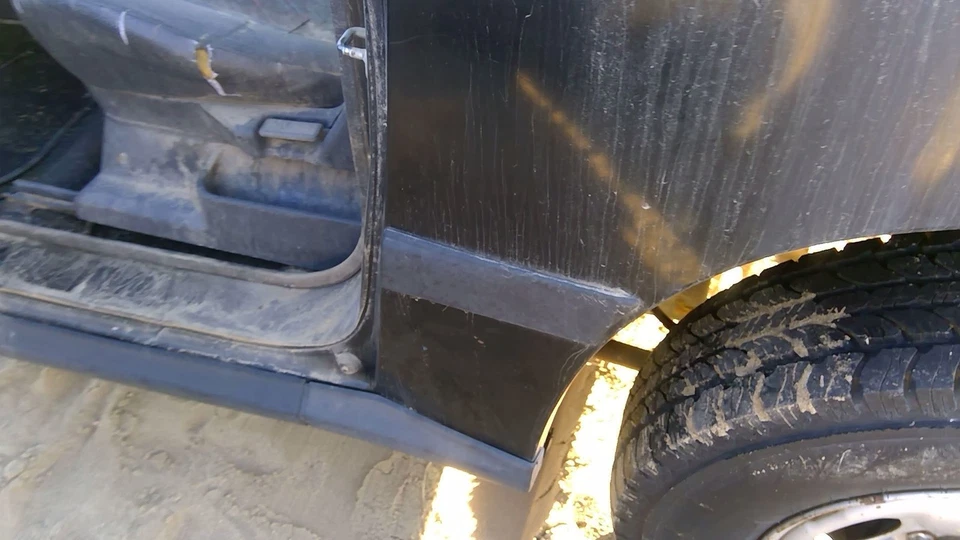 Geo Tracker Lh 1996 conductor moldura trasera izquierda en cuarto panel OEM negro Foto 4 de 4