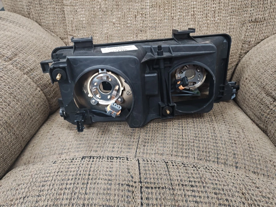 NUEVO OEM Valeo Saab 9000 Conjunto de lente de faro lateral izquierdo del conductor 9082892 Foto 2 de 4