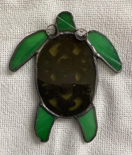 STAINED GLASS HANDCRAFTED GREEN TURTLE WITH ANTIQUE BRASS FIXTURE 5”X 4.5” NEW - Picture 4 of 5