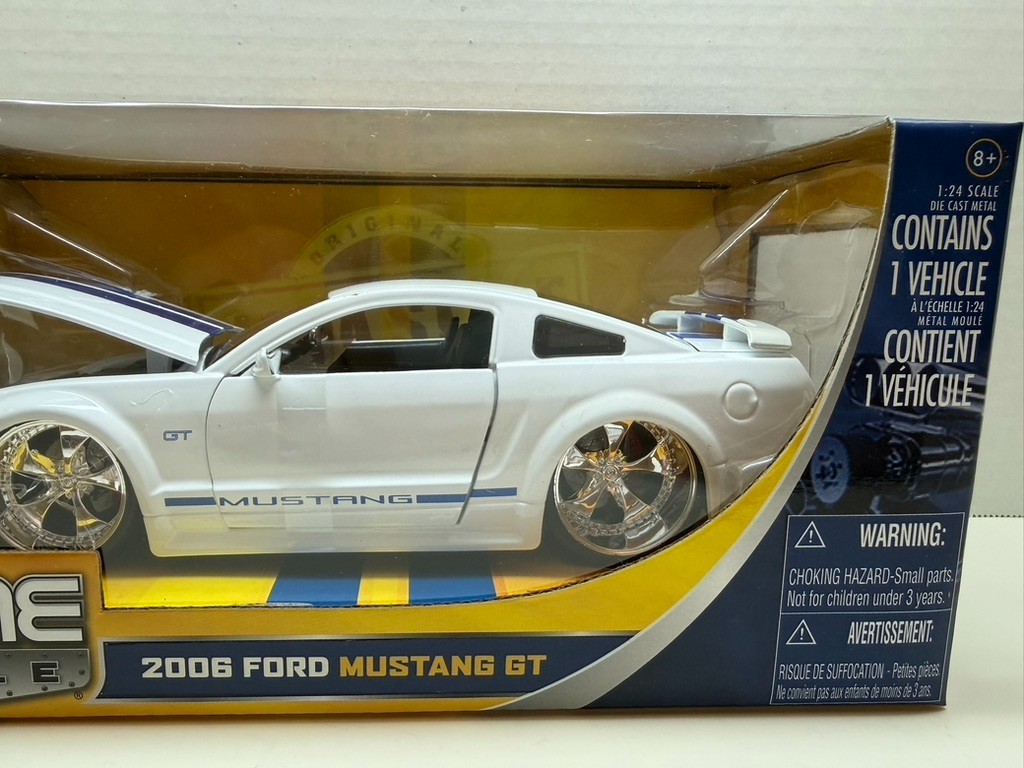 JADA BTM 2006 FORD MUSTANG GT 1:24 WHITE WITH STRIPE | eBay