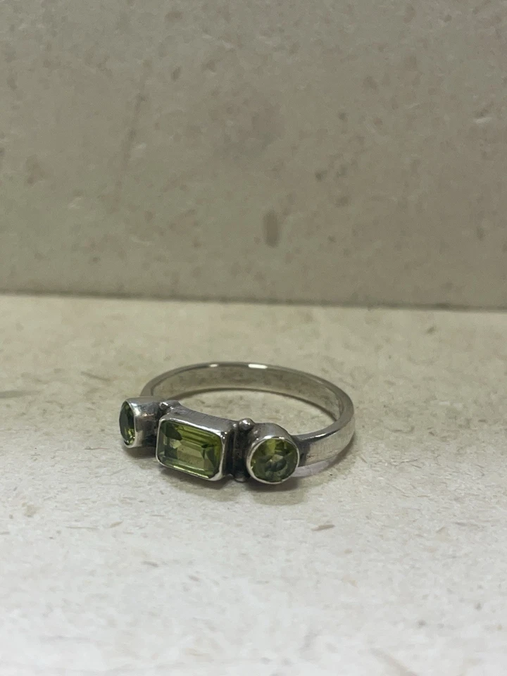 Silver and Peridot Ring Size N Three Stone Vintage Sterling Silver 925 - Image 2 of 4
