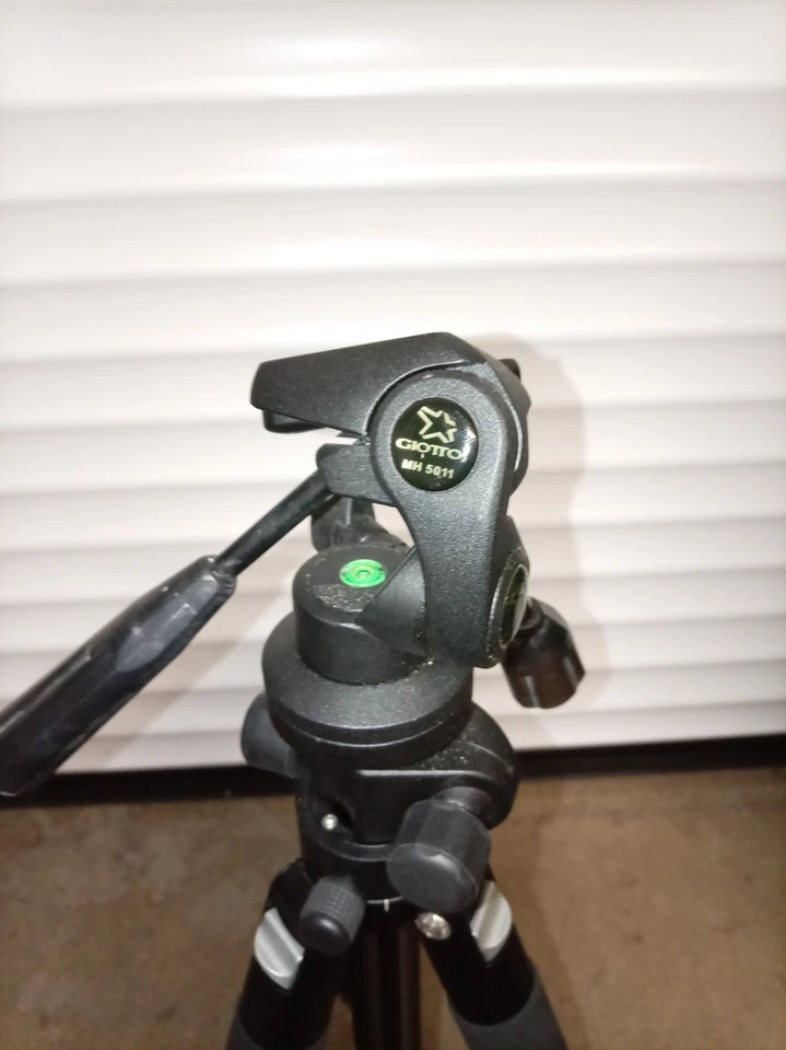 GIOTTOS Carbon Fibre Tripod incl GIOTTOS MH5011 Head system. Used . - Image 2 of 4