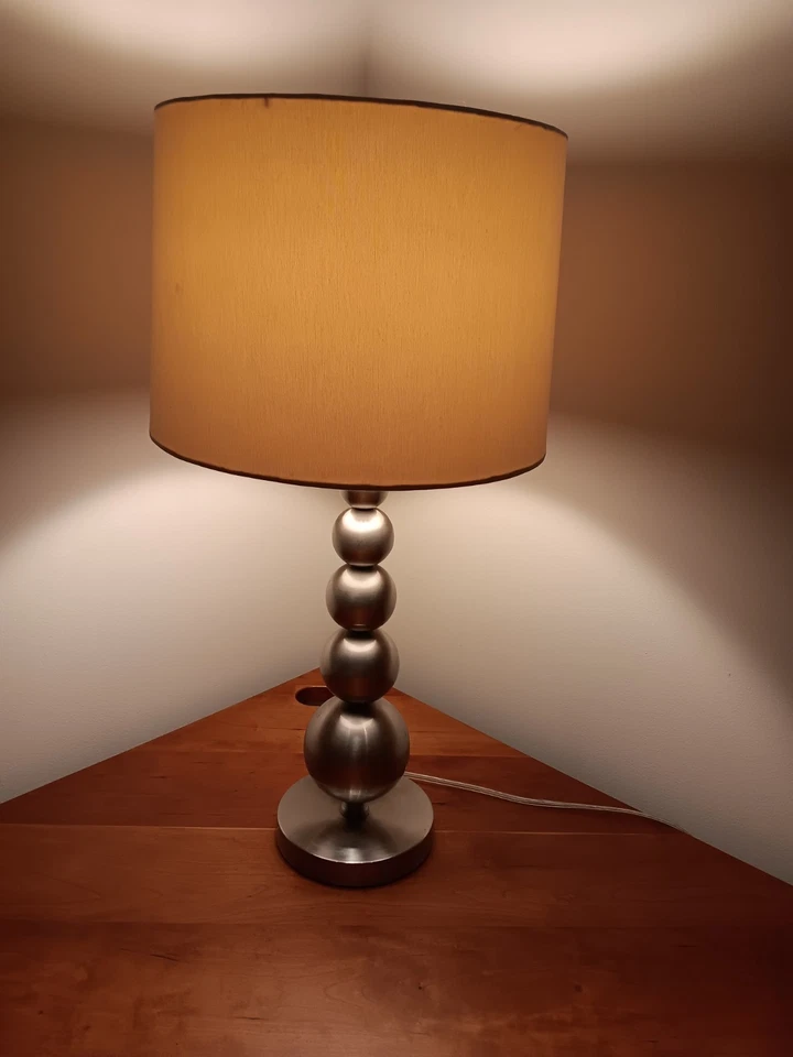 Lámpara de mesa contemporánea UL acabado Nichol 27" con pantalla de cubo 13" redonda Foto 2 de 4